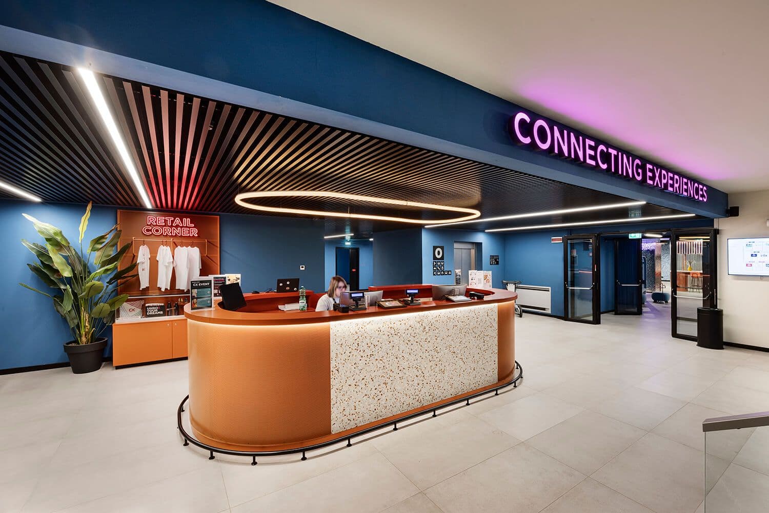 Reception di CX Napoli con insegna Connecting Experiences