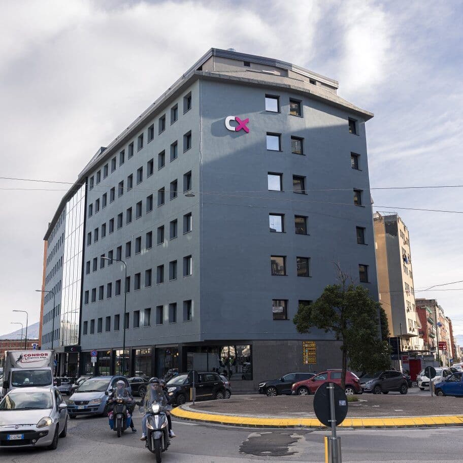 L'edificio CX a Napoli visto dall'esterno